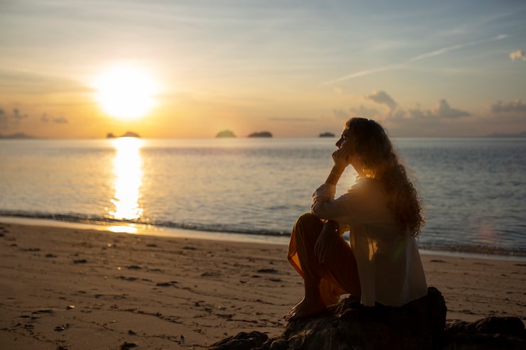 Entspannte Person bei Sonnenuntergang